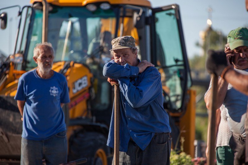 Полиция и десятки людей: что происходит возле ресторана на Набережной 2