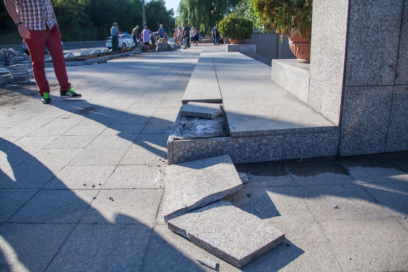 Полиция и десятки людей: что происходит возле ресторана на Набережной 3