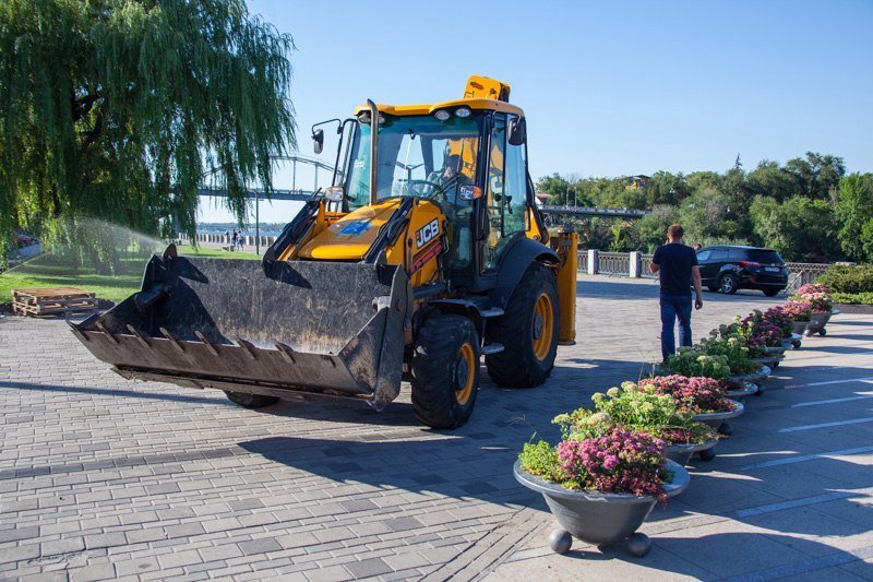 Полиция и десятки людей: что происходит возле ресторана на Набережной 4