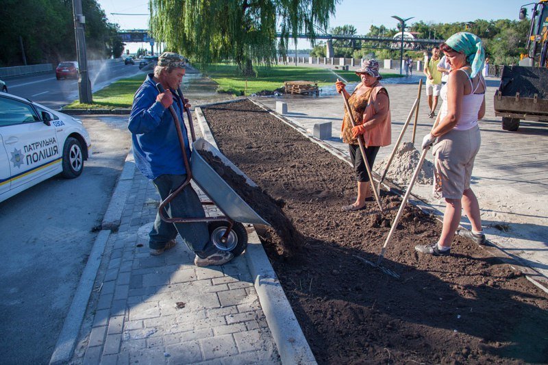 Полиция и десятки людей: что происходит возле ресторана на Набережной 5