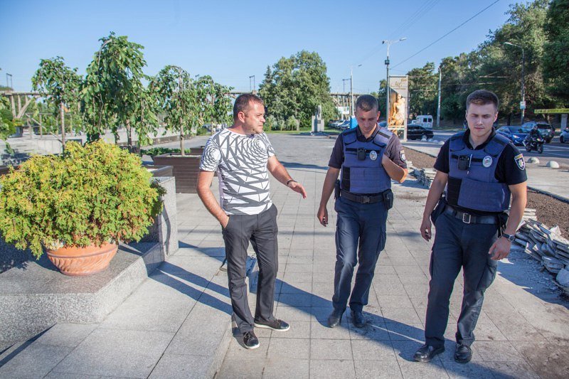 Полиция и десятки людей: что происходит возле ресторана на Набережной 6