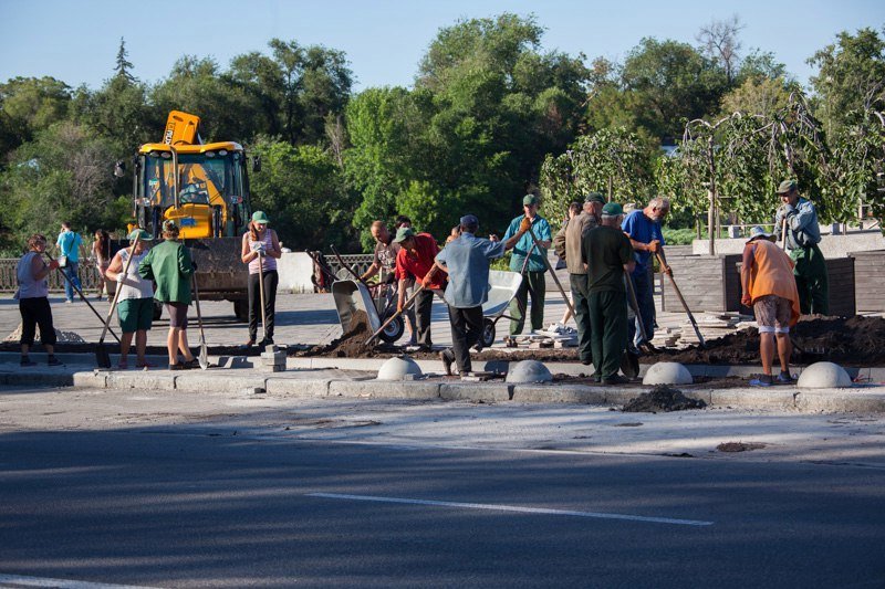 Полиция и десятки людей: что происходит возле ресторана на Набережной 7