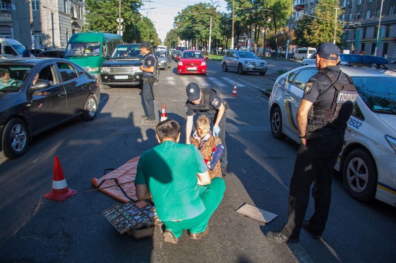 ДТП на проспекте Яворницкого: Skoda сбила пожилую женщину 1