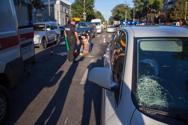 ДТП на проспекте Яворницкого: Skoda сбила пожилую женщину 2