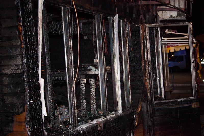 Пожар на Мануйловском проспекте: сгорела парикмахерская и два киоска 1