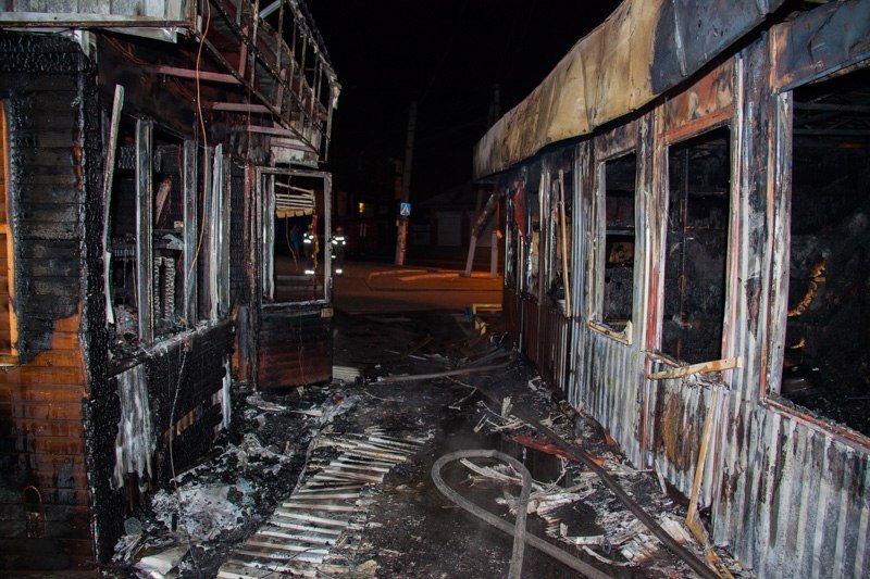 Пожар на Мануйловском проспекте: сгорела парикмахерская и два киоска 2