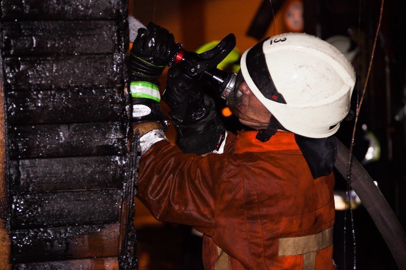 Пожар на Мануйловском проспекте: сгорела парикмахерская и два киоска 3