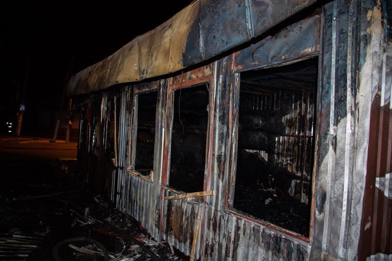 Пожар на Мануйловском проспекте: сгорела парикмахерская и два киоска 5