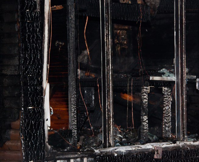 Пожар на Мануйловском проспекте: сгорела парикмахерская и два киоска 6