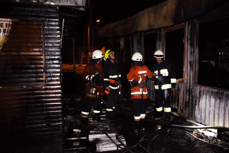 Пожар на Мануйловском проспекте: сгорела парикмахерская и два киоска 7