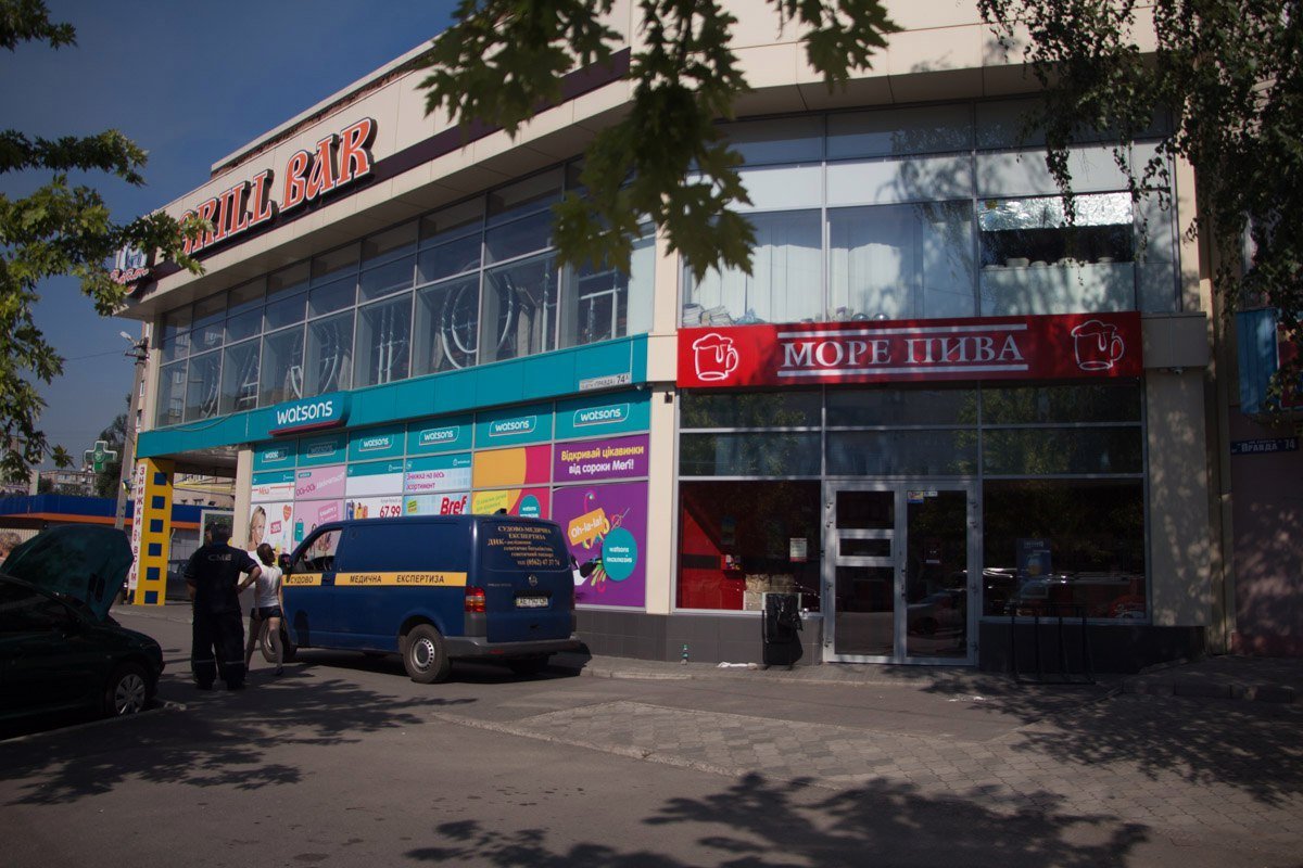 На Слобожанском проспекте возле Правда-кино посреди улицы умер человек 4