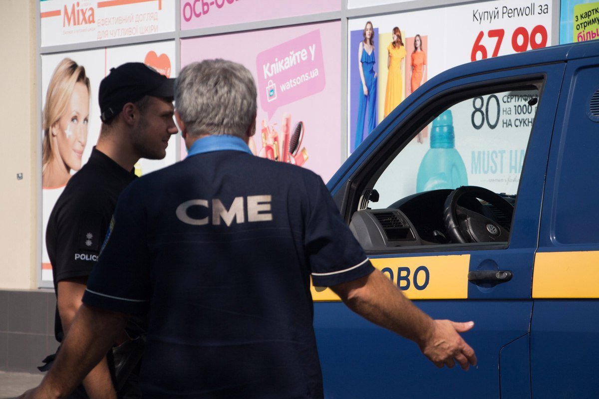 На Слобожанском проспекте возле Правда-кино посреди улицы умер человек 5