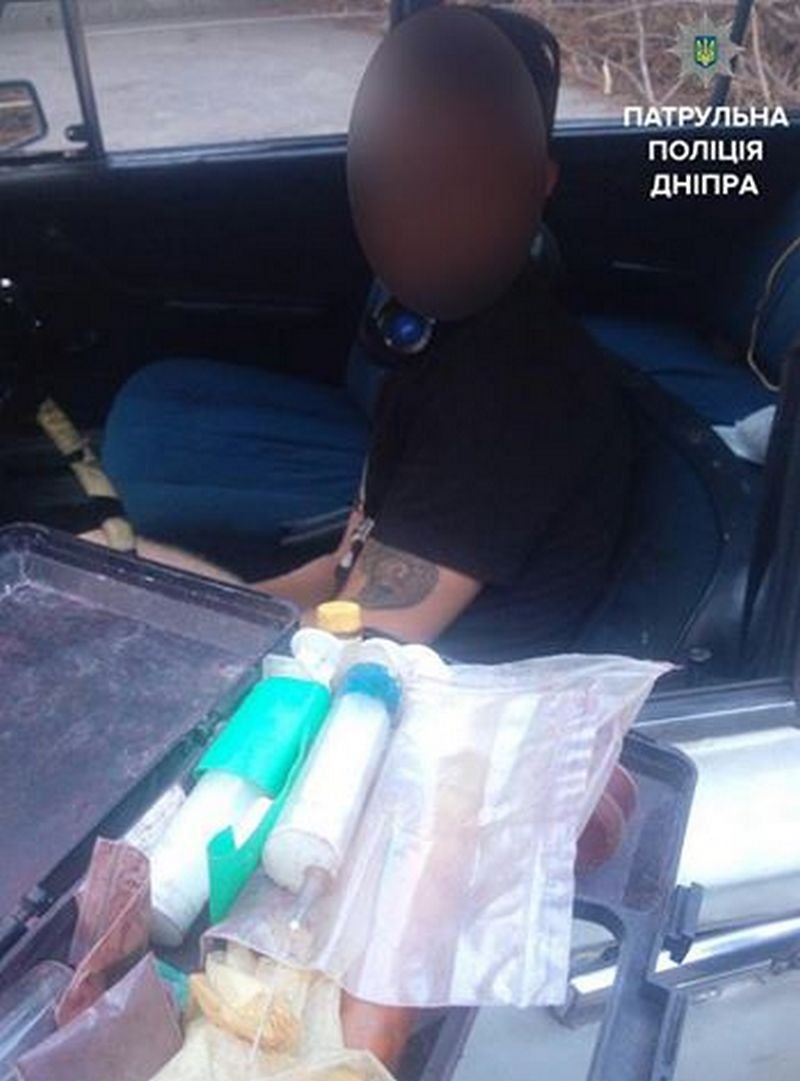 Патрульные задержали неадекватного водителя с наркотиками 1