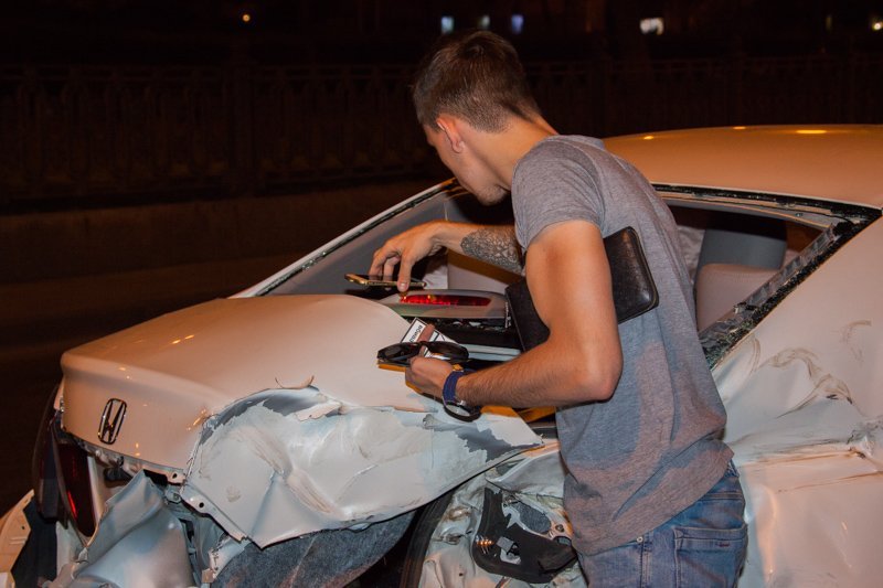 ДТП на Яворницкого: от удара Honda занесло в столб 5