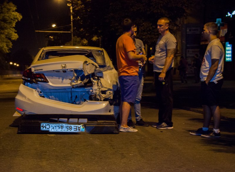 ДТП на Яворницкого: от удара Honda занесло в столб 9