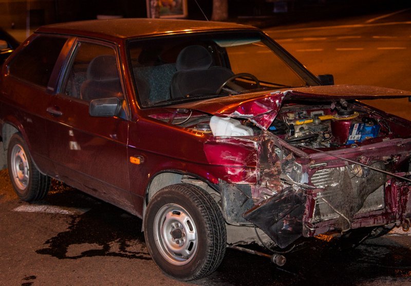 ДТП на Яворницкого: от удара Honda занесло в столб 11