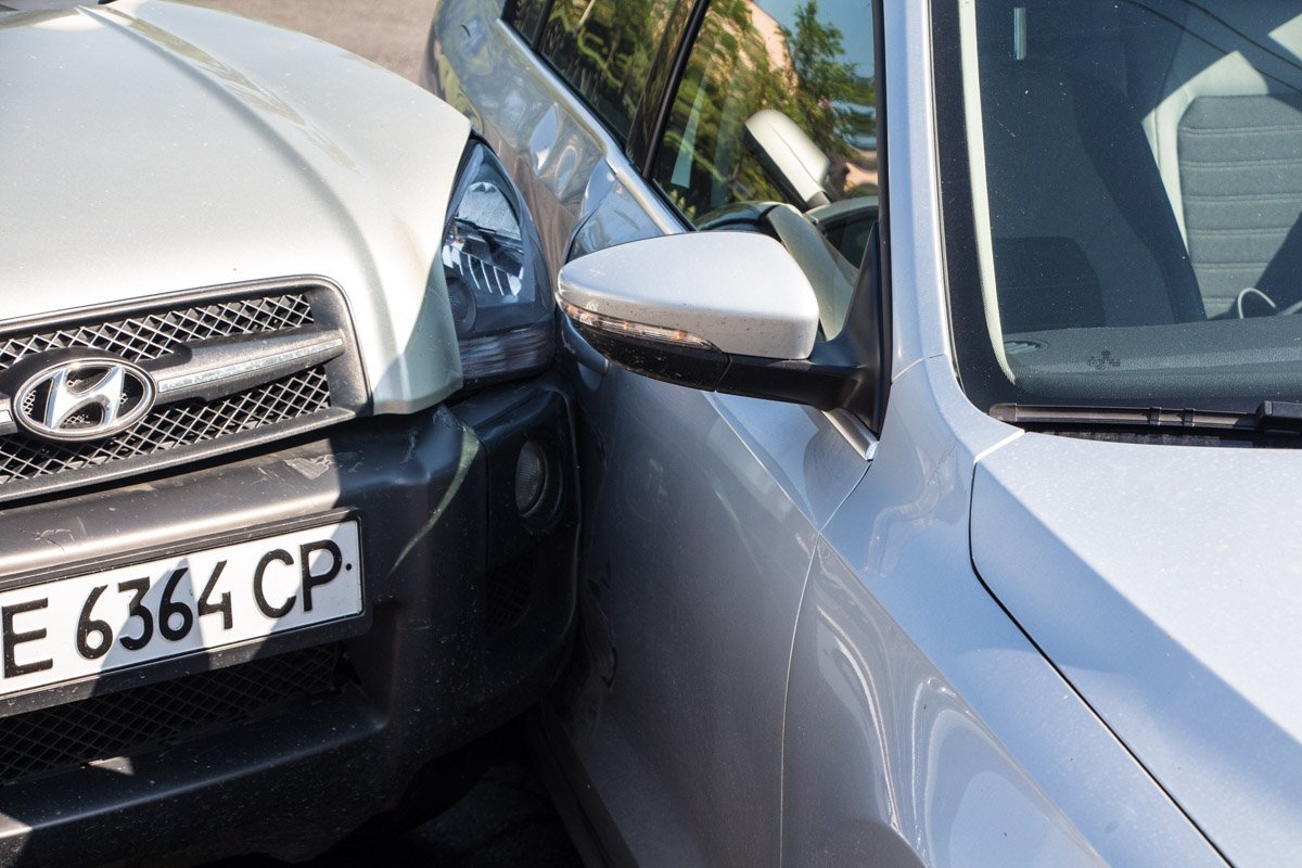 ДТП на Яворницкого возле горсовета: столкнулись Volkswagen и Hyundai 1