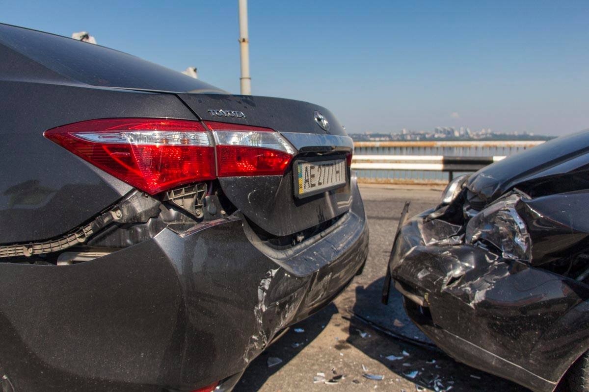 ДТП на Южном мосту: женщину забрала "скорая" 2