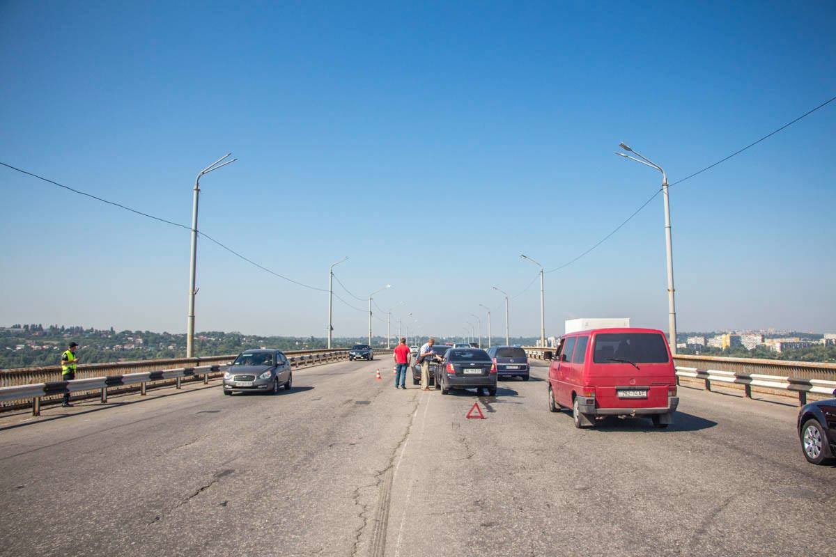 ДТП на Южном мосту: женщину забрала "скорая" 3