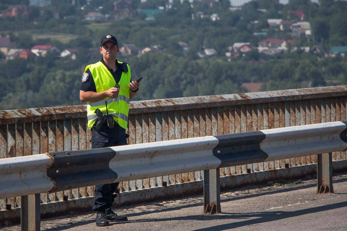 ДТП на Южном мосту: женщину забрала "скорая" 4