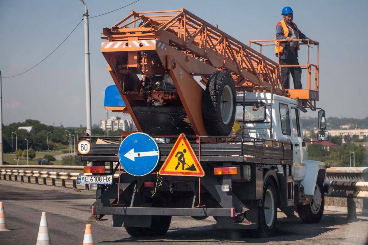 ДТП на Южном мосту: женщину забрала "скорая" 5