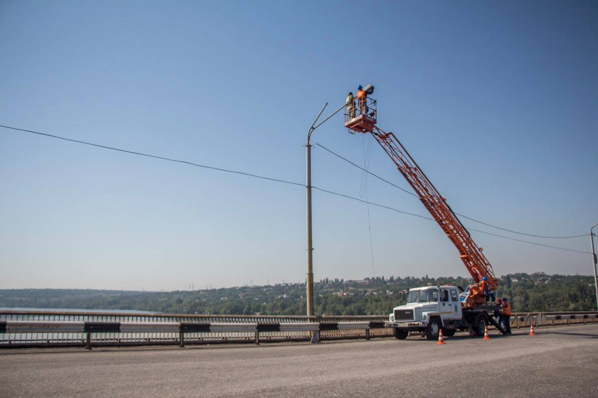 ДТП на Южном мосту: женщину забрала "скорая" 6