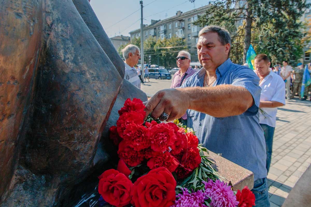 День ВДВ в Днепре: десантники начали отмечать на набережной у памятника Маргелову 2