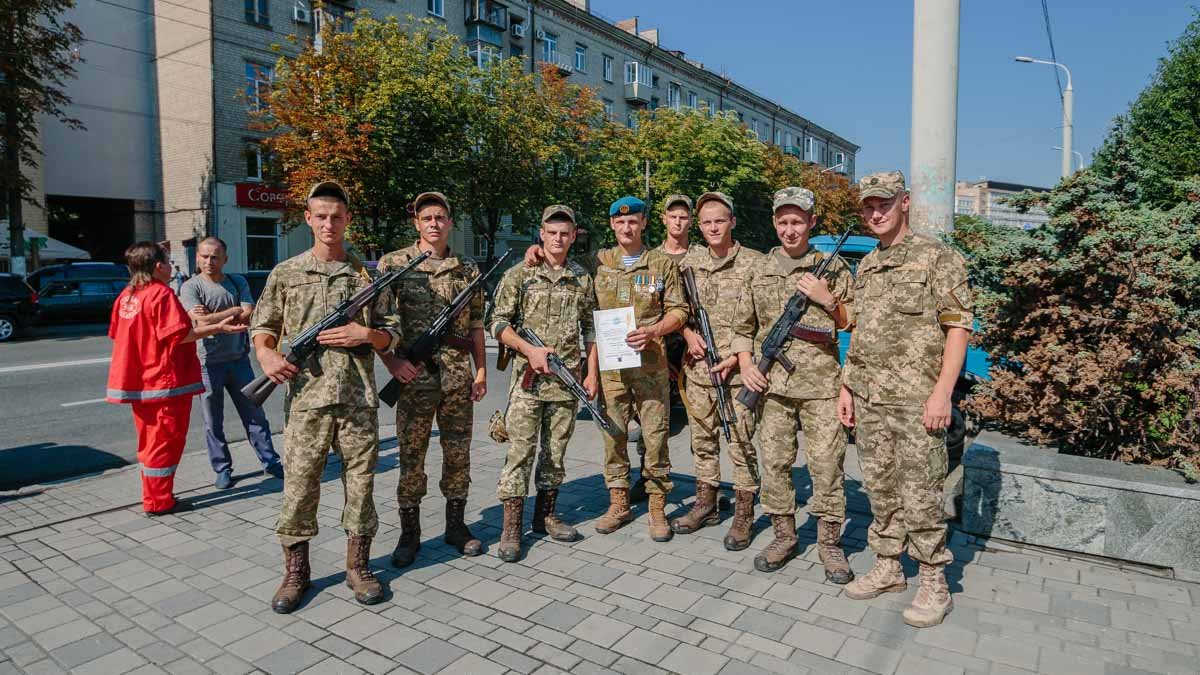 День ВДВ в Днепре: десантники начали отмечать на набережной у памятника Маргелову 11