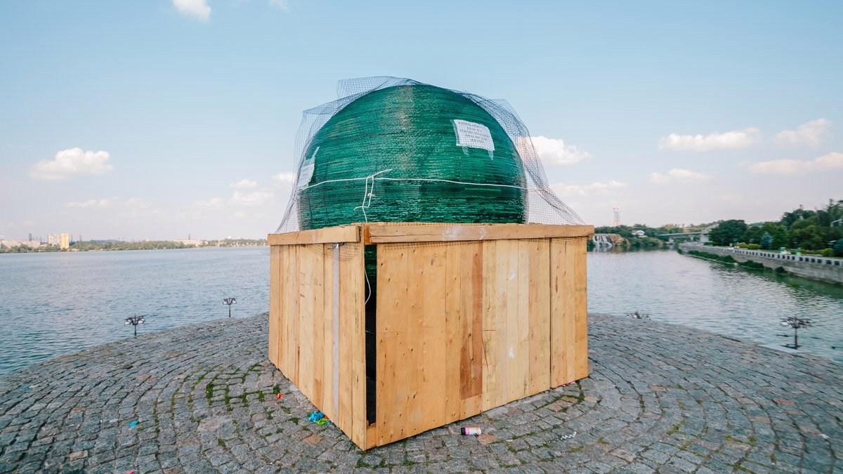 Опасно для жизни: шар желаний на Набережной Днепра закрыли на реконструкцию 1