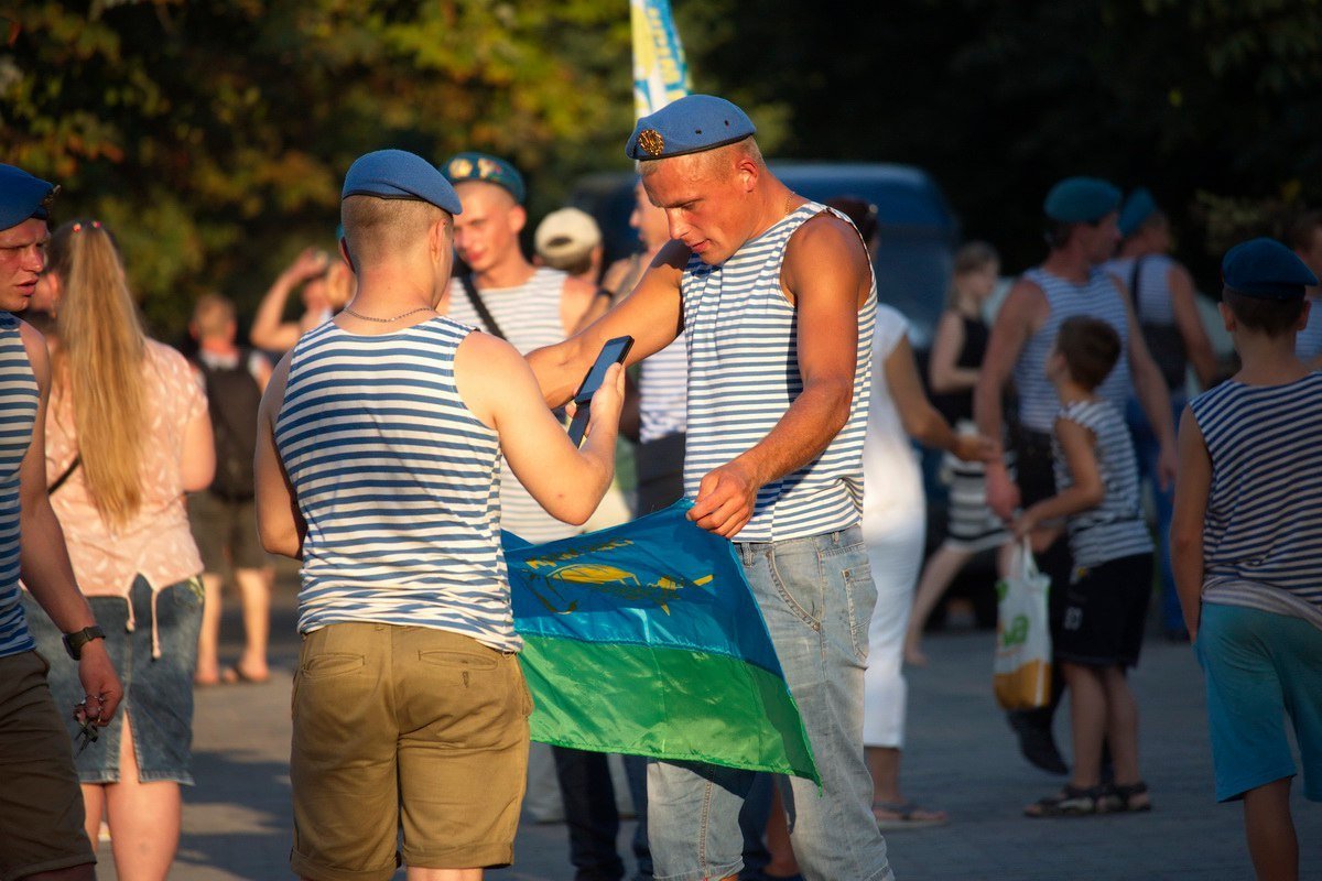 Нунчаки, бои и алкоголь: как проходит День ВДВ на набережной Днепра 1