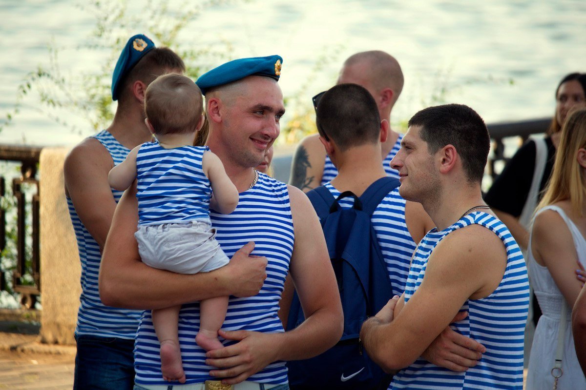 Нунчаки, бои и алкоголь: как проходит День ВДВ на набережной Днепра 2