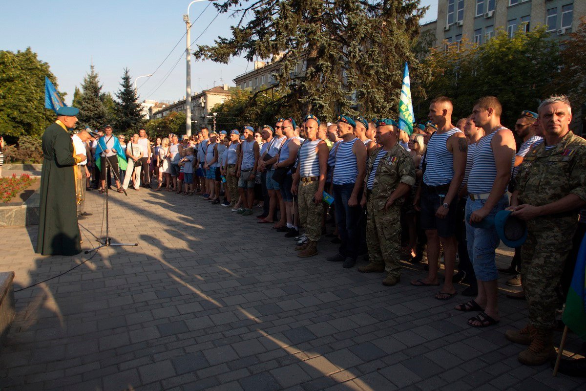 Нунчаки, бои и алкоголь: как проходит День ВДВ на набережной Днепра 3