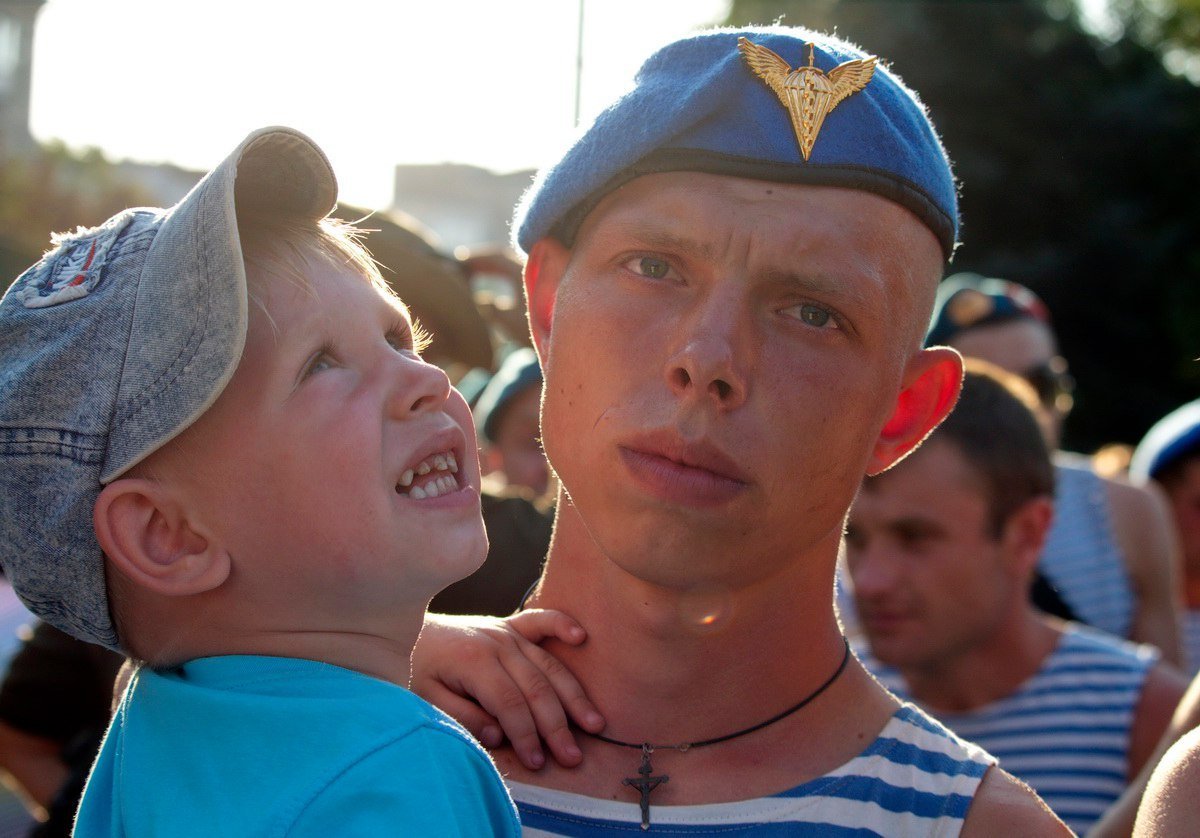 Нунчаки, бои и алкоголь: как проходит День ВДВ на набережной Днепра 4