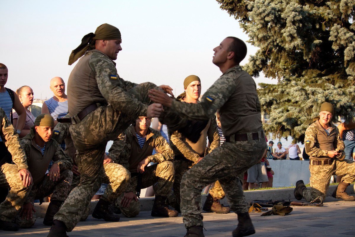 Нунчаки, бои и алкоголь: как проходит День ВДВ на набережной Днепра 5