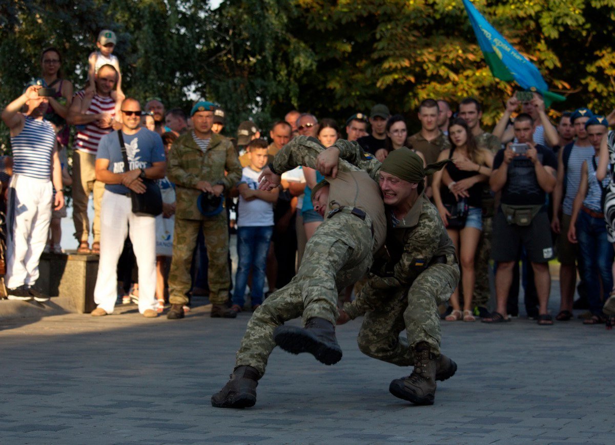Нунчаки, бои и алкоголь: как проходит День ВДВ на набережной Днепра 6