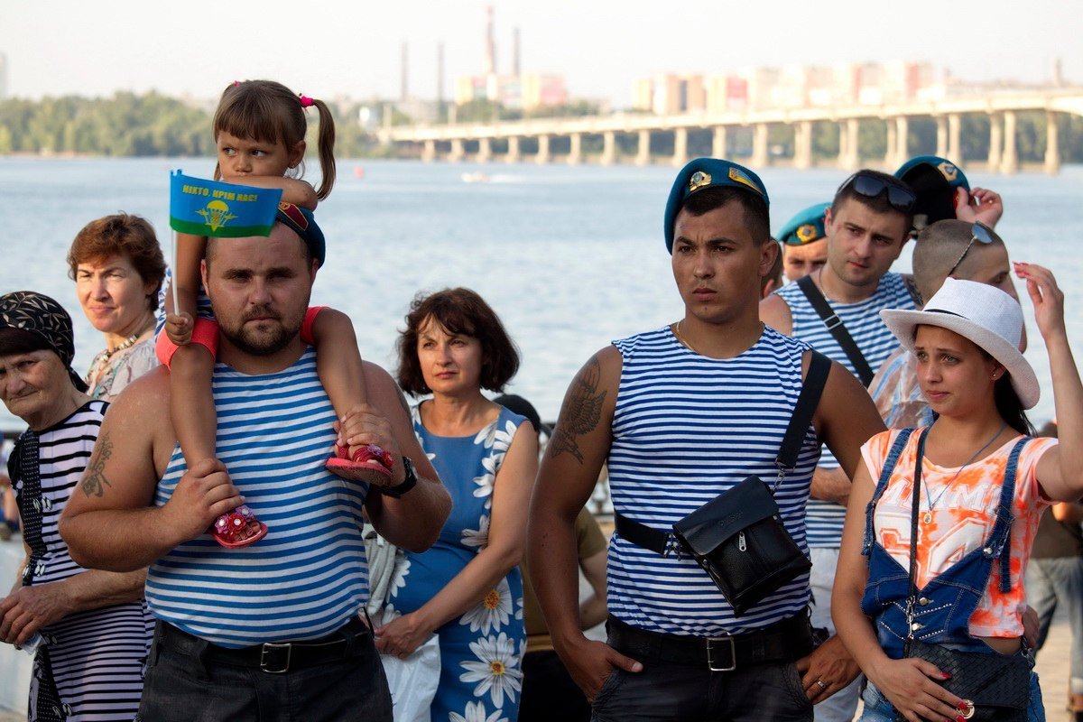 Нунчаки, бои и алкоголь: как проходит День ВДВ на набережной Днепра 7