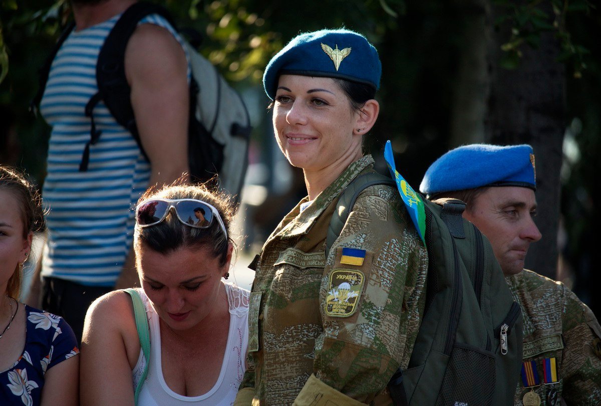 Нунчаки, бои и алкоголь: как проходит День ВДВ на набережной Днепра 8