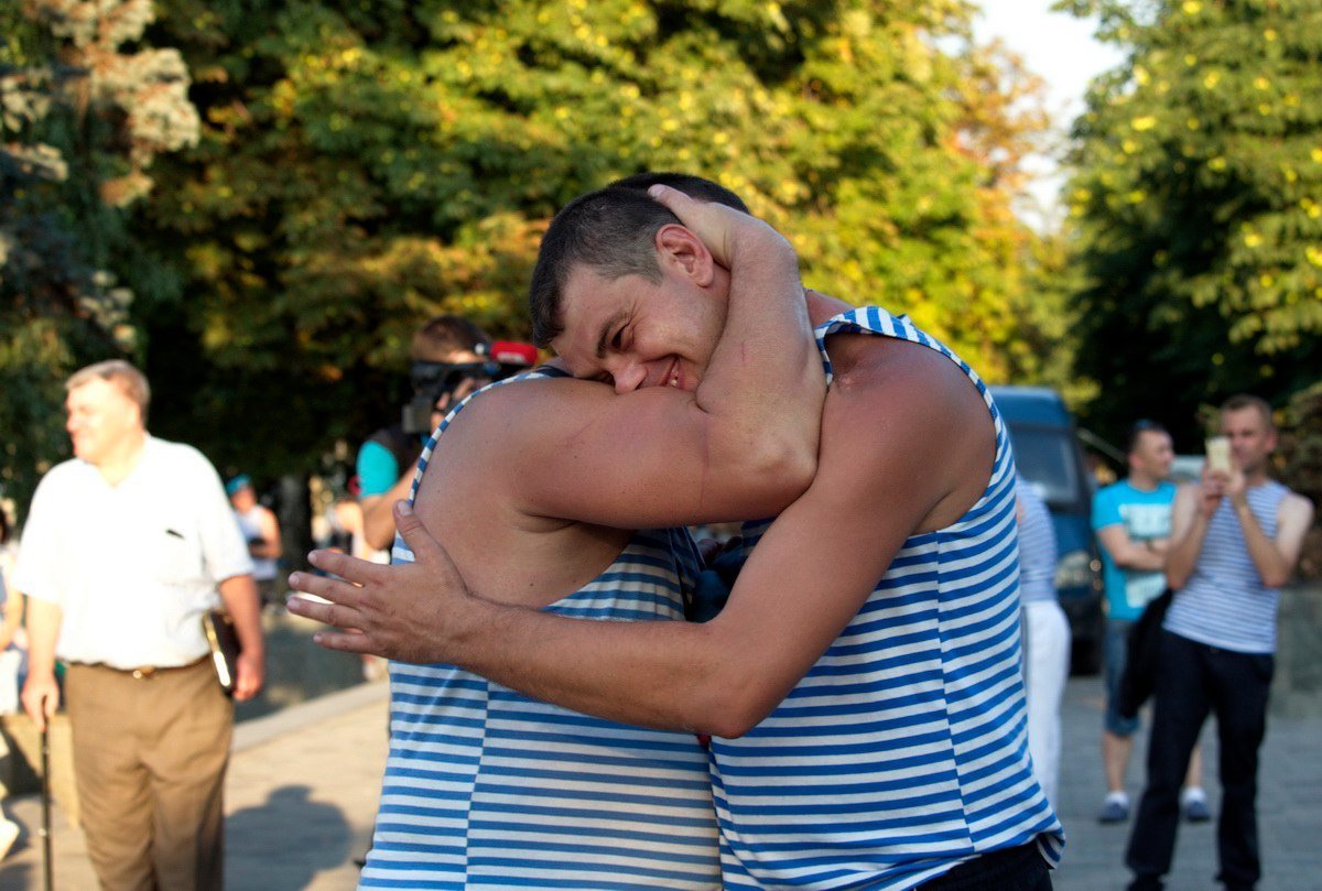 Нунчаки, бои и алкоголь: как проходит День ВДВ на набережной Днепра 9