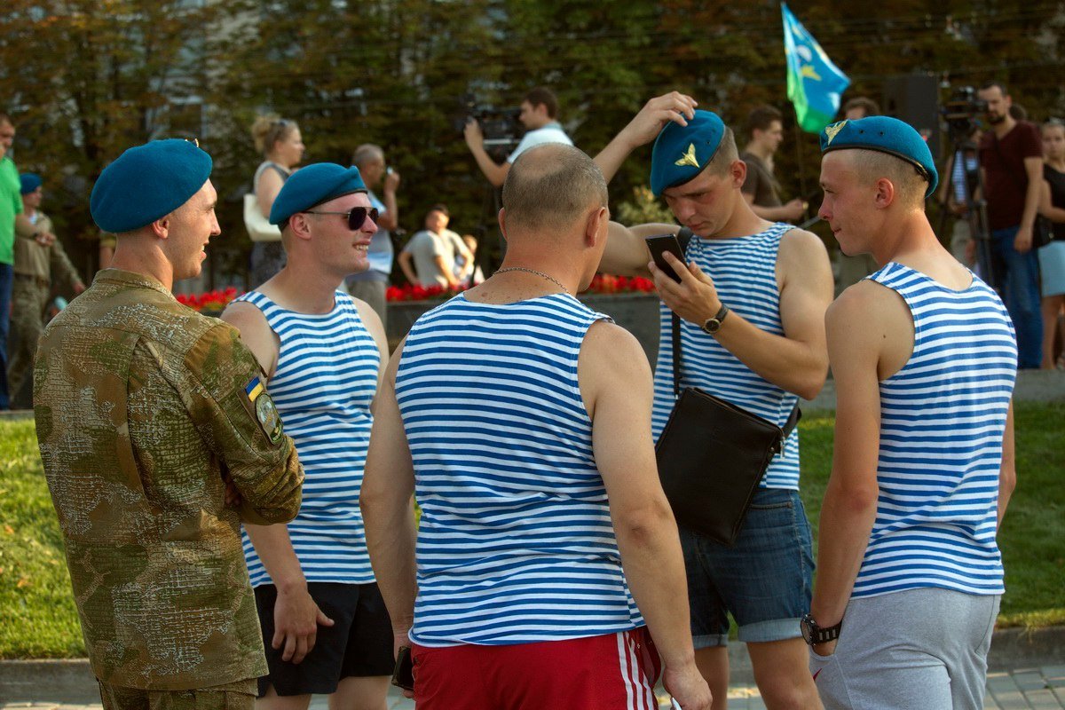 Нунчаки, бои и алкоголь: как проходит День ВДВ на набережной Днепра 10