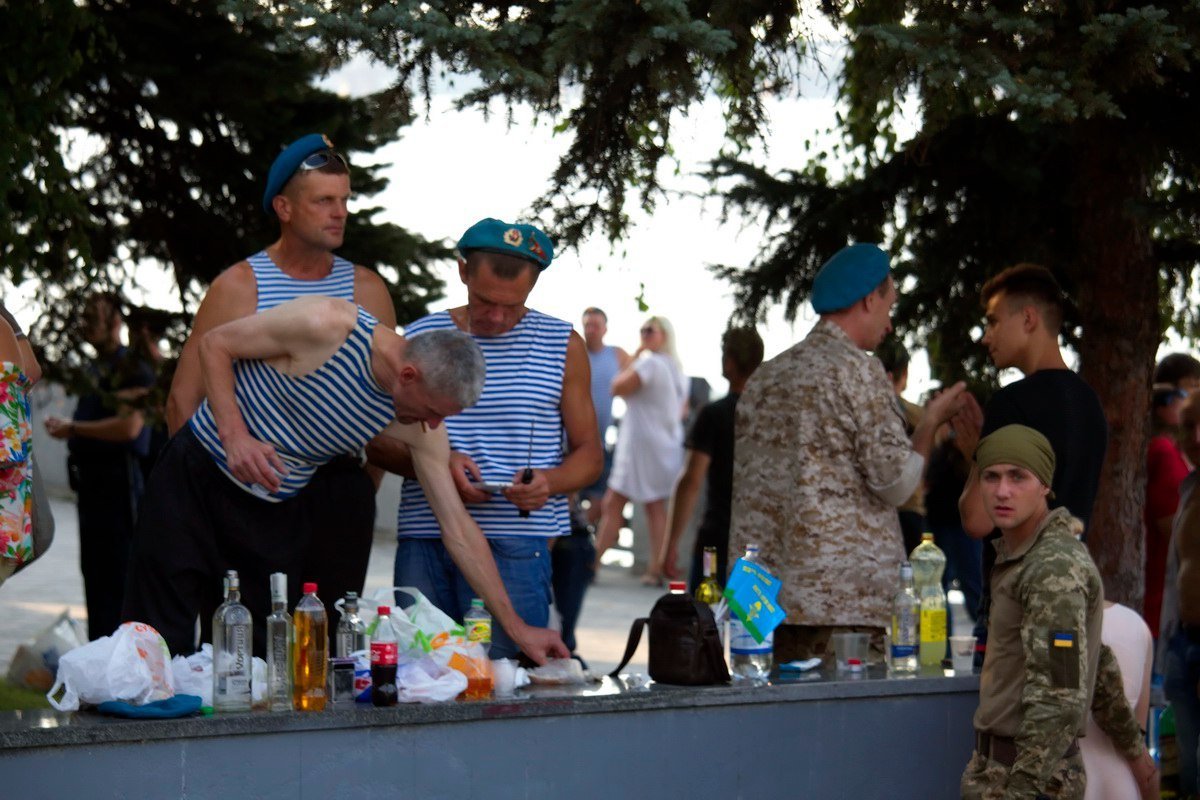 Нунчаки, бои и алкоголь: как проходит День ВДВ на набережной Днепра 11