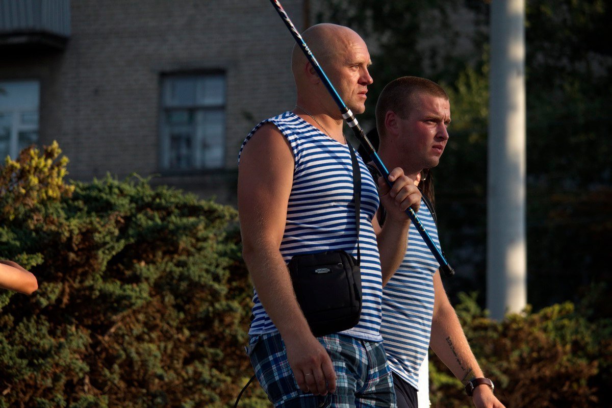 Нунчаки, бои и алкоголь: как проходит День ВДВ на набережной Днепра 12