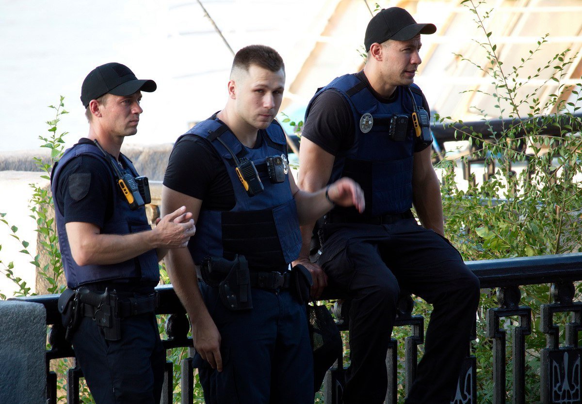 Нунчаки, бои и алкоголь: как проходит День ВДВ на набережной Днепра 13