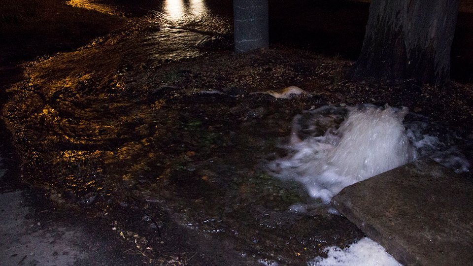 Получи ответ: почему на улице Савченко из люка бьет фонтан 1