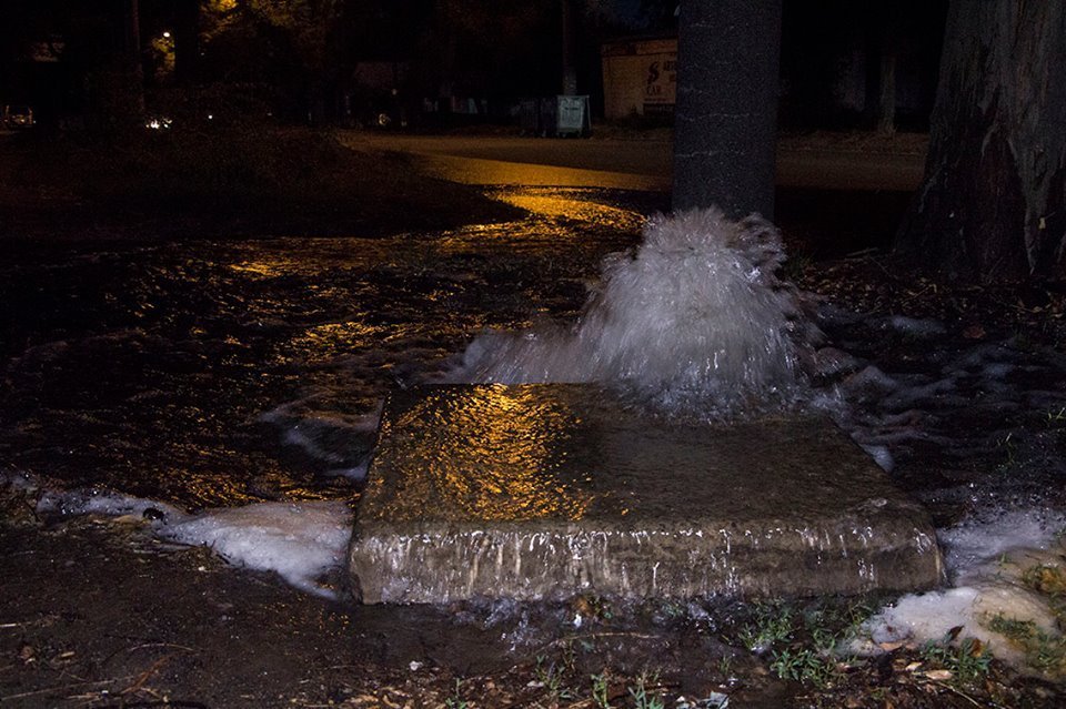 Получи ответ: почему на улице Савченко из люка бьет фонтан 2