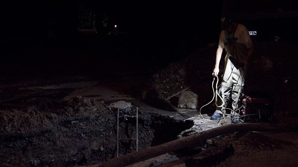 Получи ответ: почему на улице Савченко из люка бьет фонтан 7