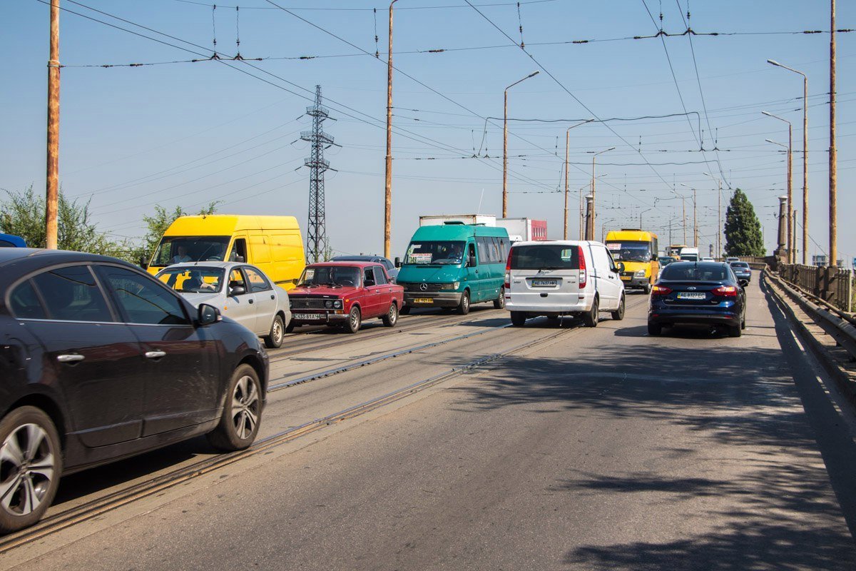 На Старом мосту столкнулись грузовик и Ford: образовалась пробка 1