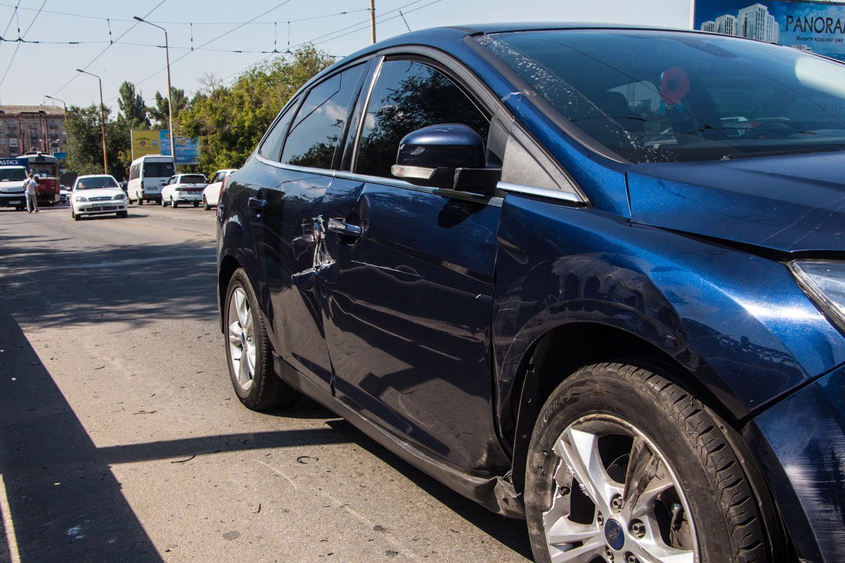 На Старом мосту столкнулись грузовик и Ford: образовалась пробка 2