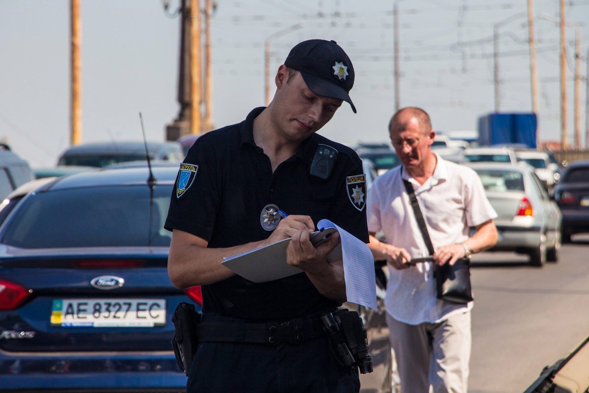 На Старом мосту столкнулись грузовик и Ford: образовалась пробка 3
