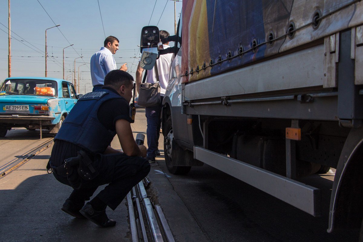 На Старом мосту столкнулись грузовик и Ford: образовалась пробка 4