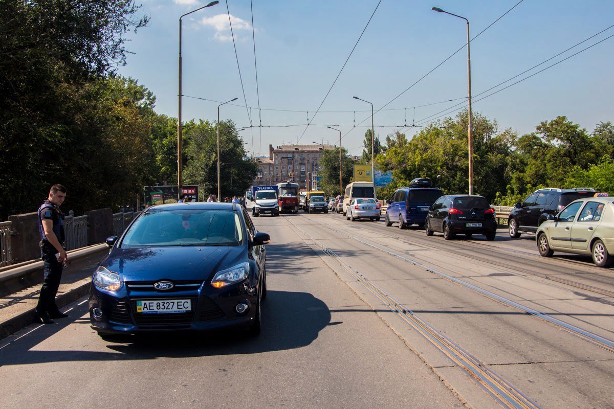 На Старом мосту столкнулись грузовик и Ford: образовалась пробка 6